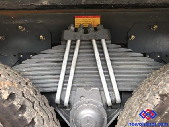 GIÁ XE HOWO 4 CHÂN THÙNG VUÔNG BẢN ĐỦ 9/2023 4 Nhíp xe howo 4 chân bản đủ