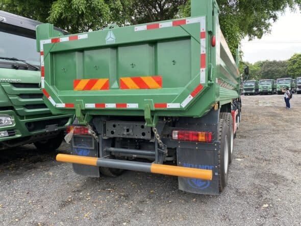 howo 4 chan thung duc 1