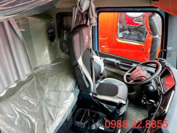 Không gian nội thất xe đầu kéo howo TS7