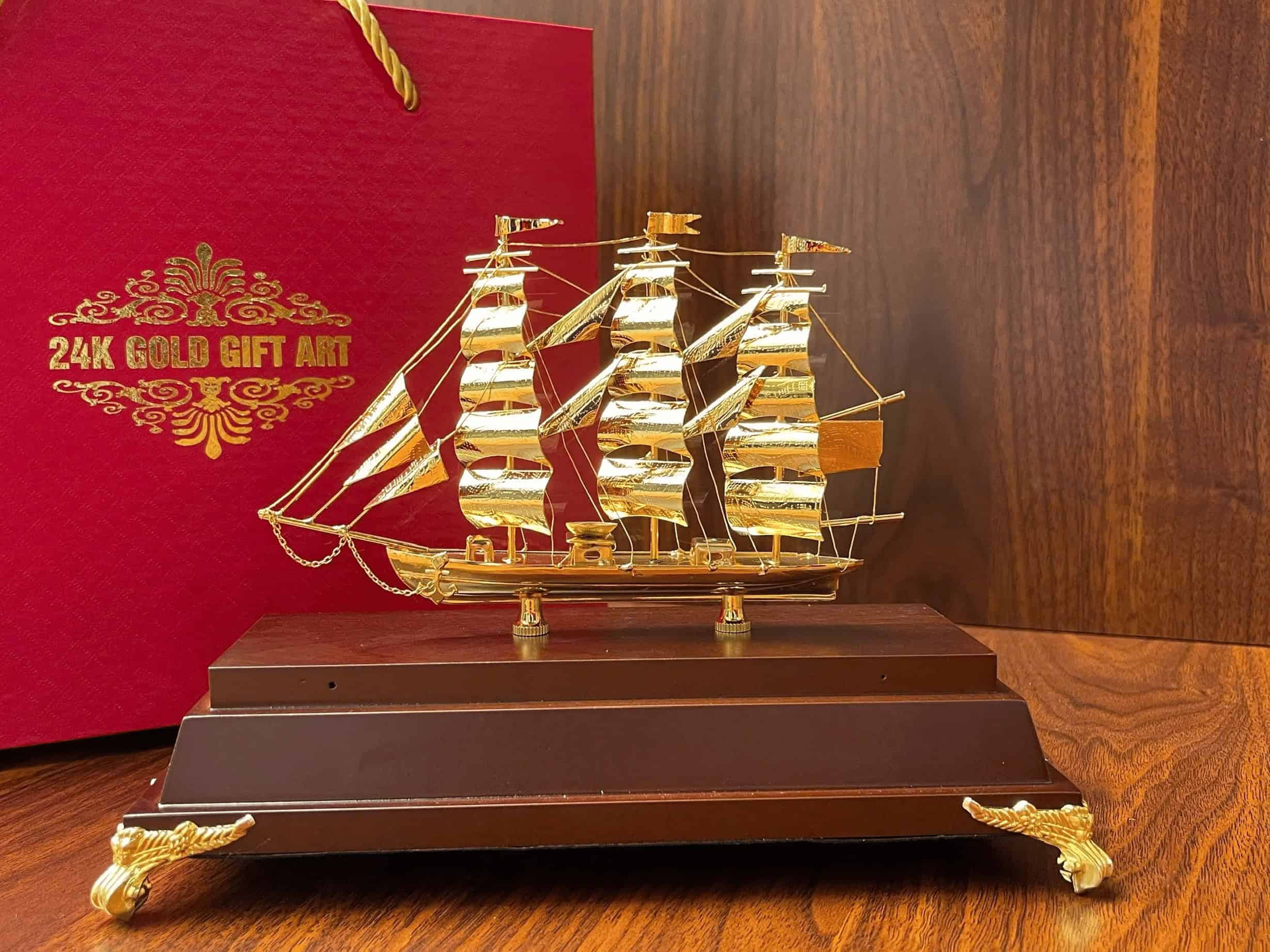 Mô Hình Thuyền Buồm Dát Vàng 24K - Thuận Buồm Xuôi Gió 4 Mô Hình Thuyền Buồm Dát Vàng 24K - Thuận Buồm Xuôi Gió - Ảnh 4