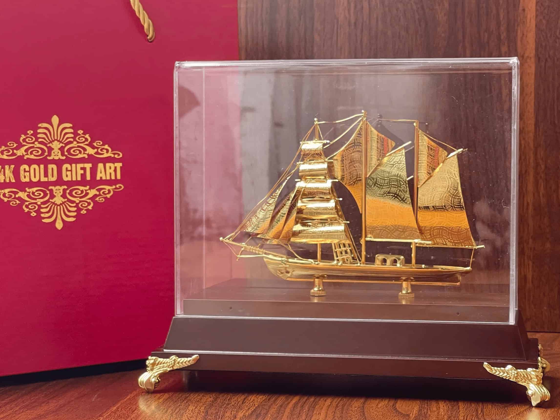 Mô Hình Thuyền Buồm Dát Vàng 24K - Thuận Buồm Xuôi Gió 2 Mô Hình Thuyền Buồm Dát Vàng 24K - Thuận Buồm Xuôi Gió - Ảnh 2